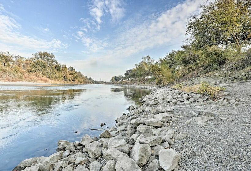 Historic Downtown Escape   Steps To Levee Park!