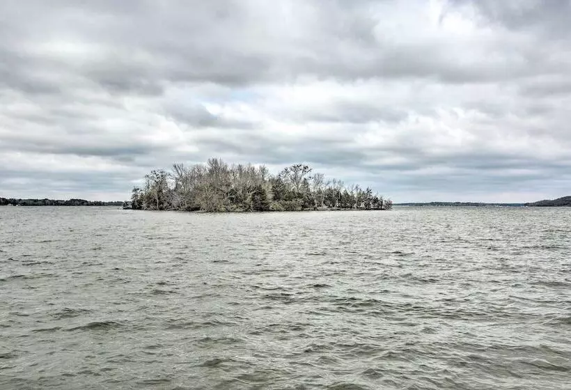 Spacious Lakefront Home W/ Fire Pit & Fun Barn!