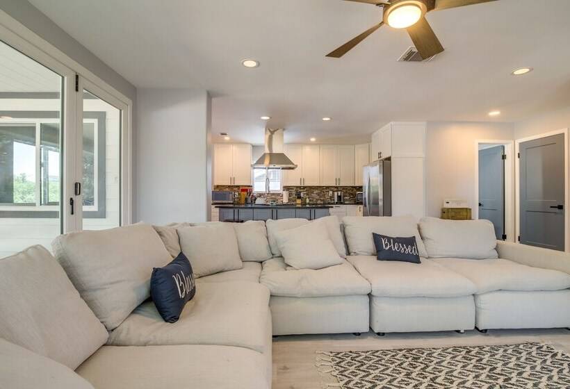 Lago Vista Vacation Rental W/ Fireplace!