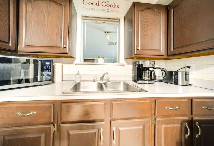 Pet Friendly Mayfield Heights Vacation Rental!