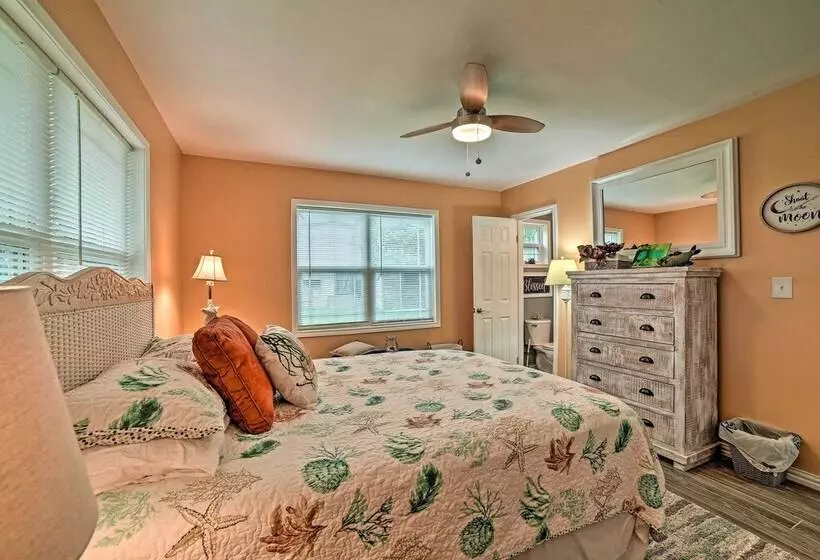 < 3 Mi To South Padre Beach: Port Isabel Home