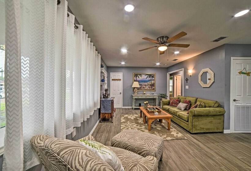 < 3 Mi To South Padre Beach: Port Isabel Home