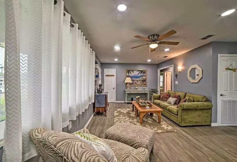 < 3 Mi To South Padre Beach: Port Isabel Home