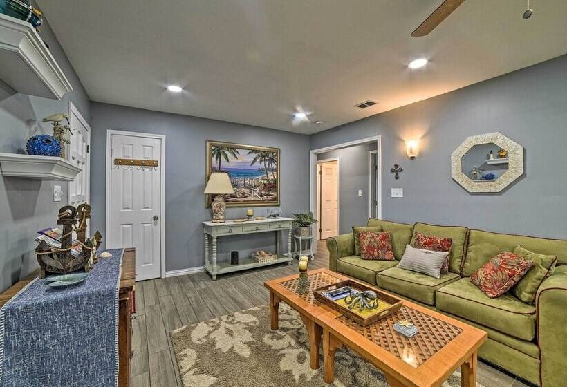 < 3 Mi To South Padre Beach: Port Isabel Home