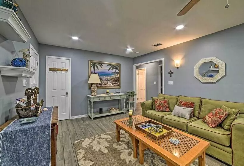 < 3 Mi To South Padre Beach: Port Isabel Home