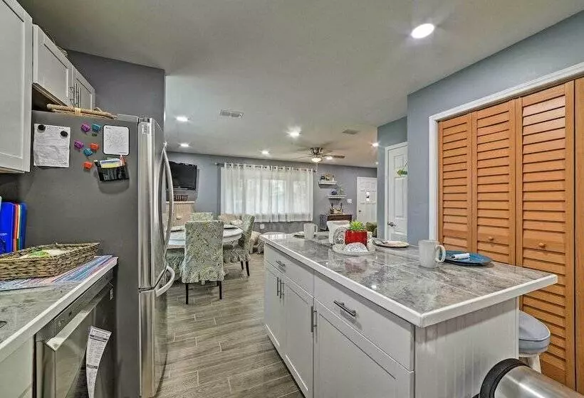 < 3 Mi To South Padre Beach: Port Isabel Home