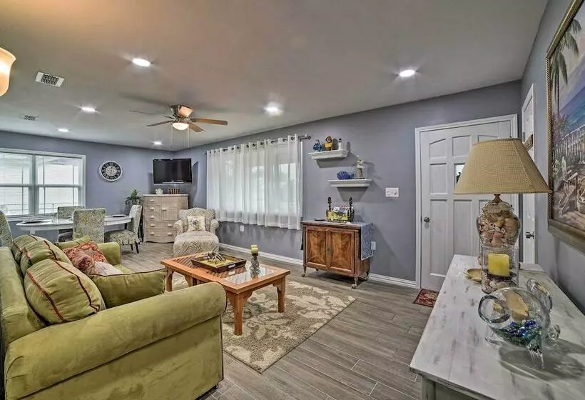 < 3 Mi To South Padre Beach: Port Isabel Home