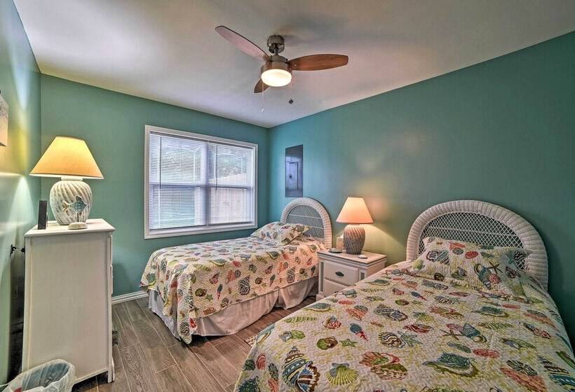 < 3 Mi To South Padre Beach: Port Isabel Home