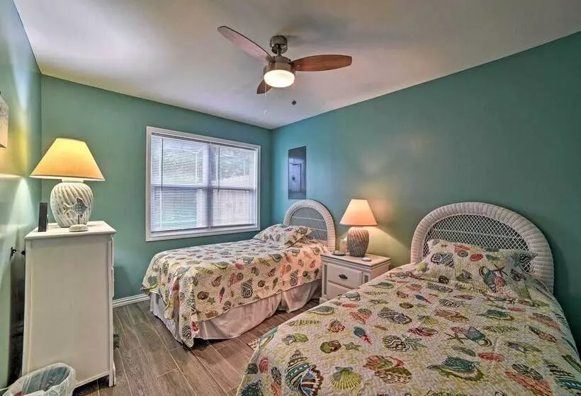 < 3 Mi To South Padre Beach: Port Isabel Home