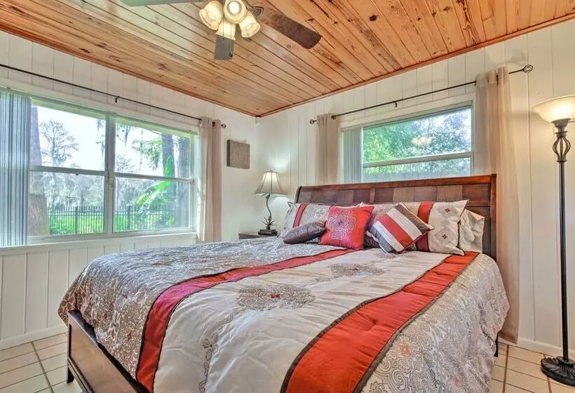 Rainbow River Oasis W/ Kayaks + Furnished Sunroom!