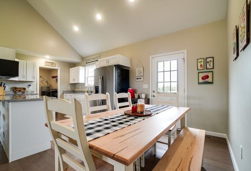 Near State Parks & Dtwn: Quaint Sparta Home!