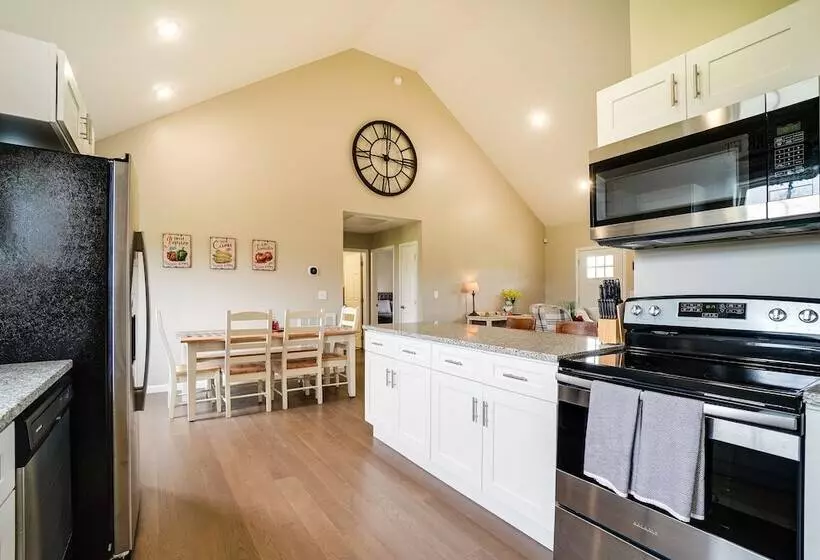 Near State Parks & Dtwn: Quaint Sparta Home!