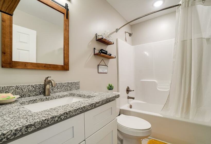 Near State Parks & Dtwn: Quaint Sparta Home!