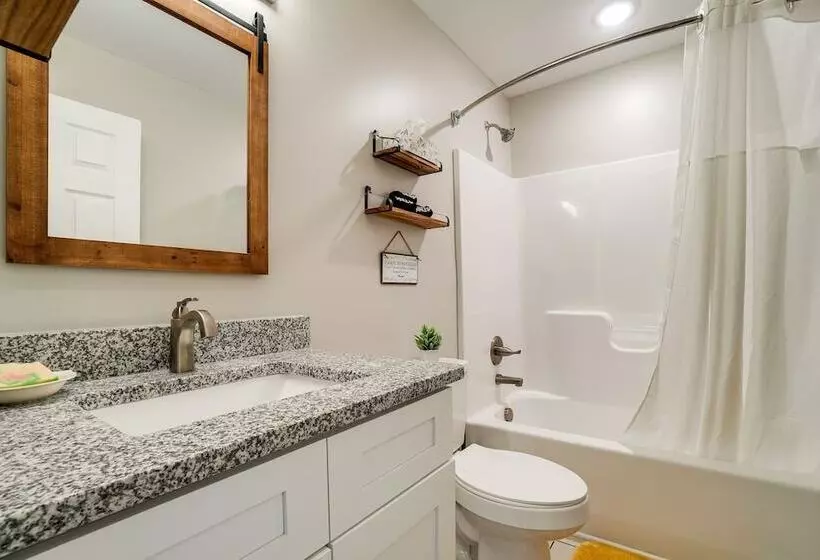 Near State Parks & Dtwn: Quaint Sparta Home!