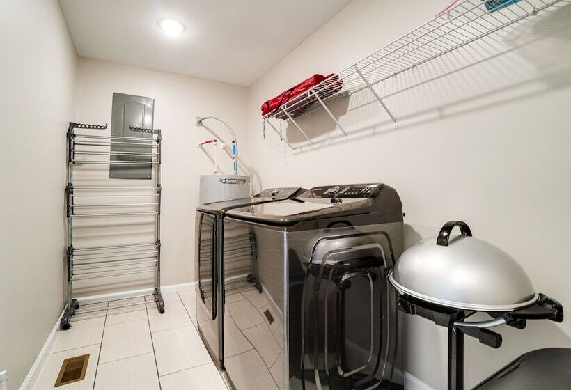 Near State Parks & Dtwn: Quaint Sparta Home!