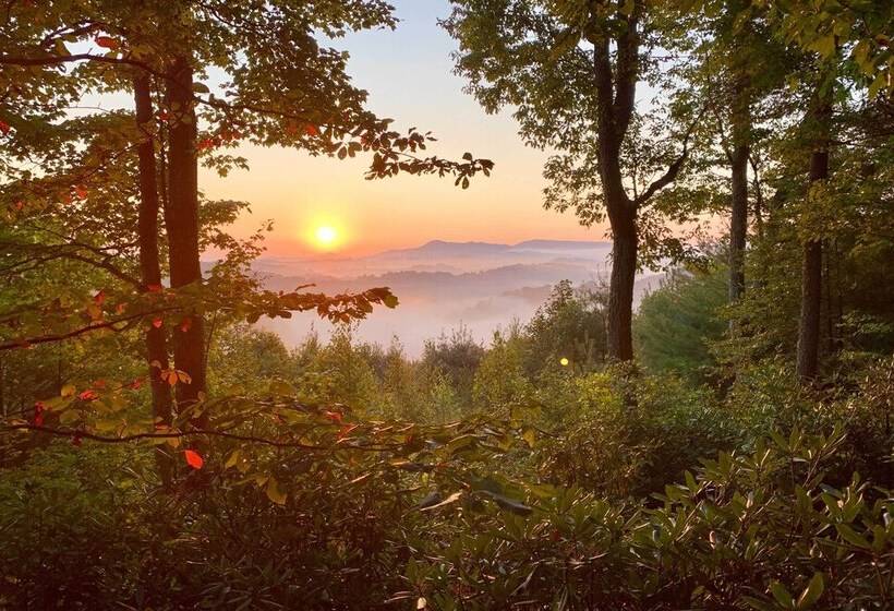 Cabin Near Boone W/ Hot Tub & Mountain Views