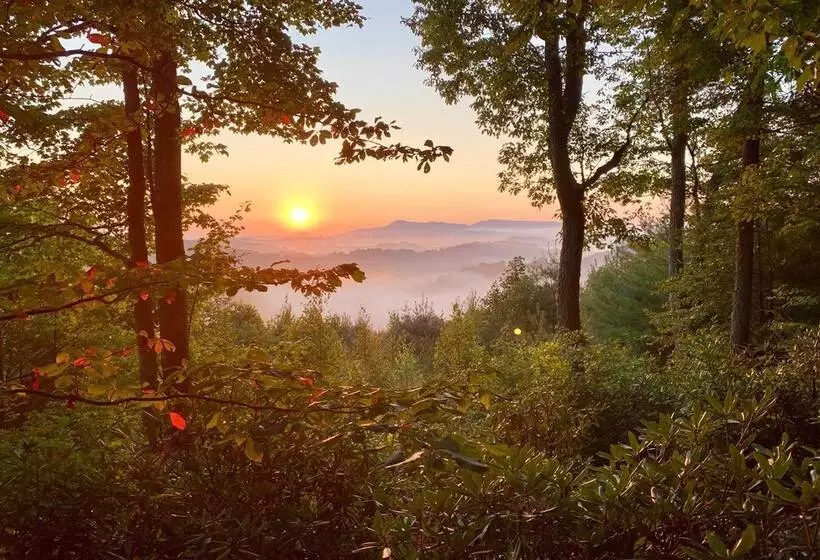 Cabin Near Boone W/ Hot Tub & Mountain Views