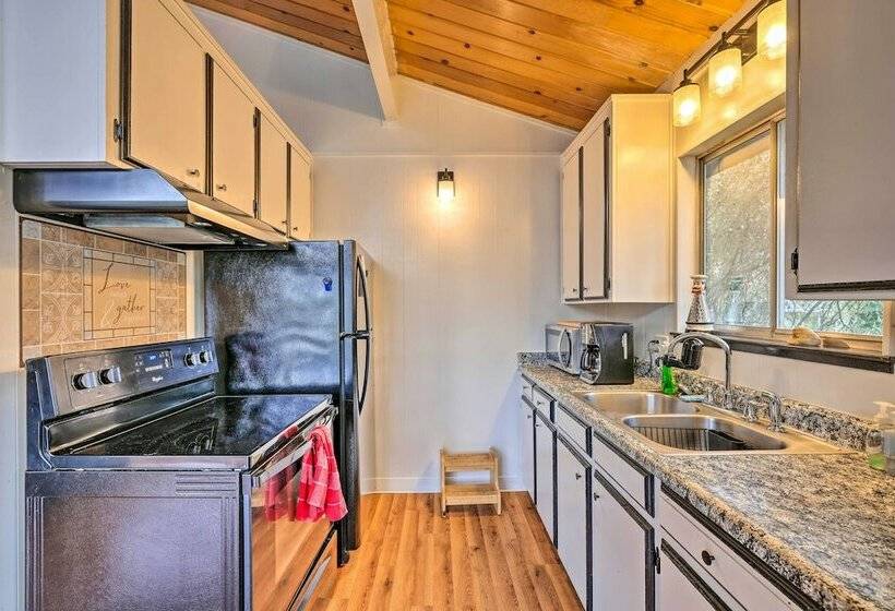 Sonora Cabin W/ Deck + Private Yard!