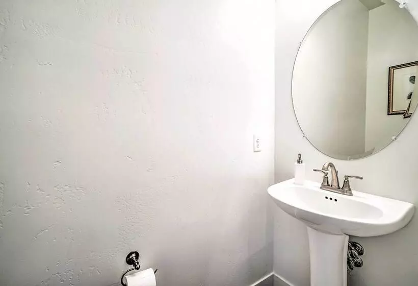 Spacious Bellemont Cabin W/ Jacuzzi + Mtn View!