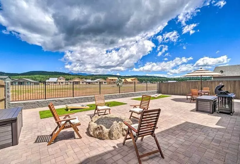 Spacious Bellemont Cabin W/ Jacuzzi + Mtn View!