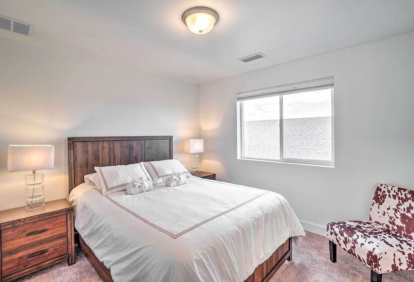 Spacious Bellemont Cabin W/ Jacuzzi + Mtn View!