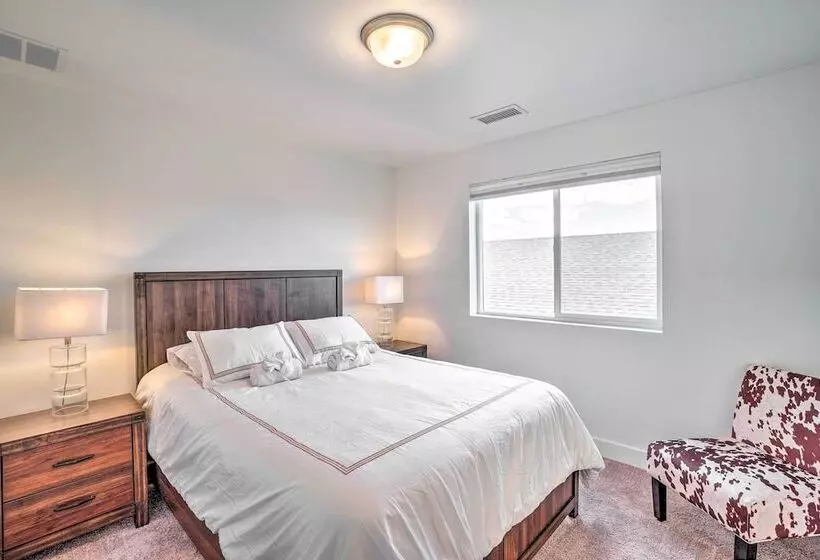 Spacious Bellemont Cabin W/ Jacuzzi + Mtn View!