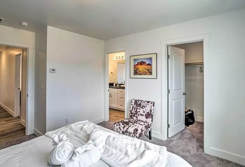 Spacious Bellemont Cabin W/ Jacuzzi + Mtn View!