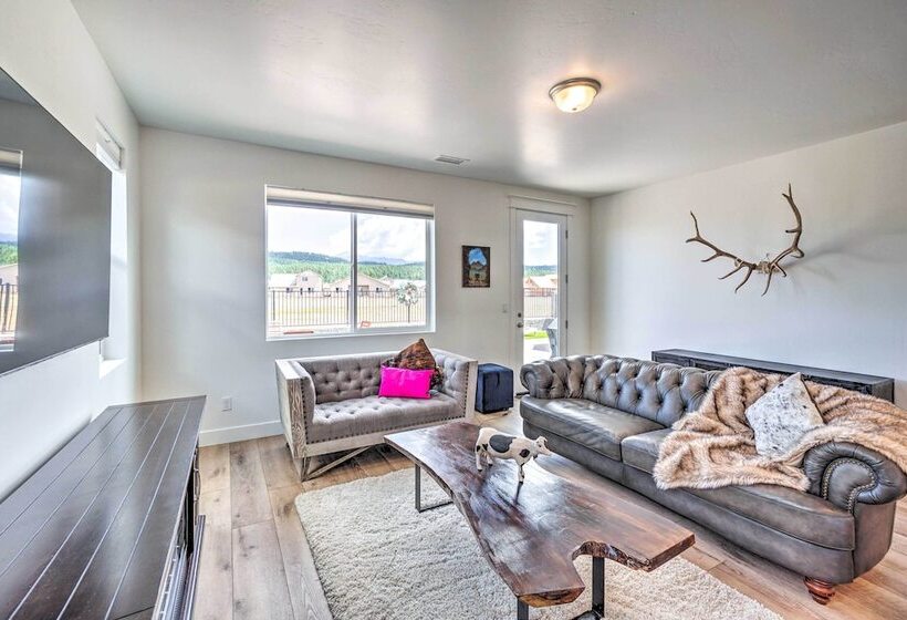 Spacious Bellemont Cabin W/ Jacuzzi + Mtn View!