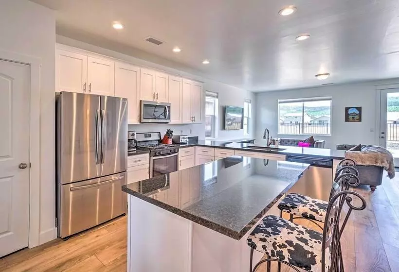 Spacious Bellemont Cabin W/ Jacuzzi + Mtn View!