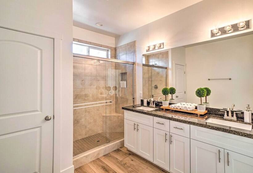 Spacious Bellemont Cabin W/ Jacuzzi + Mtn View!