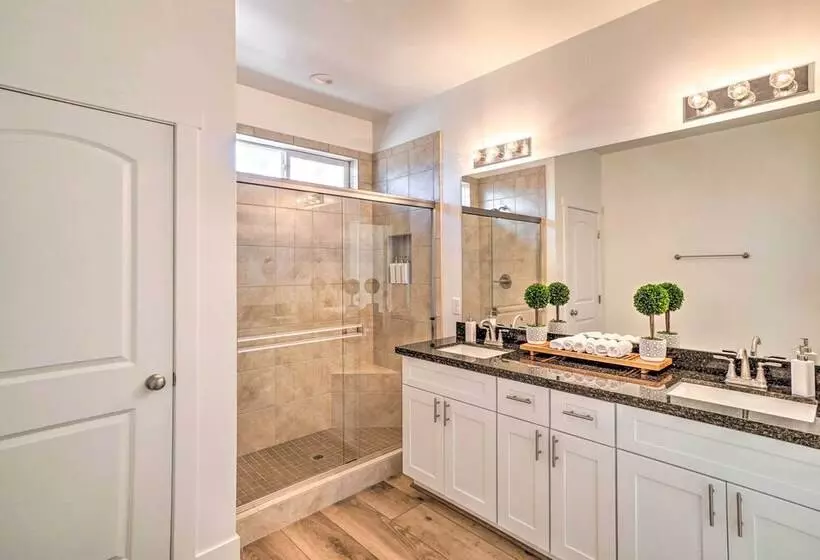 Spacious Bellemont Cabin W/ Jacuzzi + Mtn View!