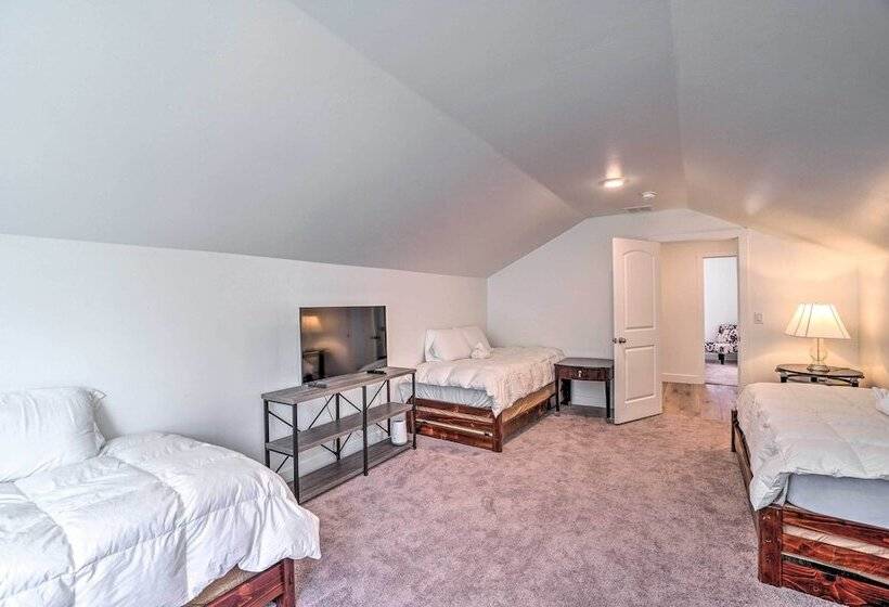 Spacious Bellemont Cabin W/ Jacuzzi + Mtn View!