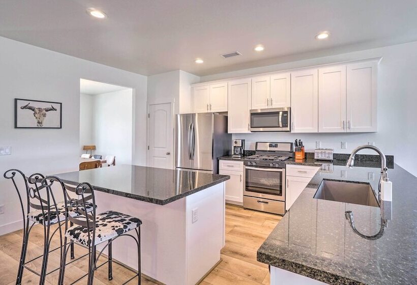 Spacious Bellemont Cabin W/ Jacuzzi + Mtn View!