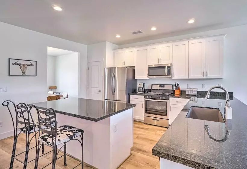 Spacious Bellemont Cabin W/ Jacuzzi + Mtn View!