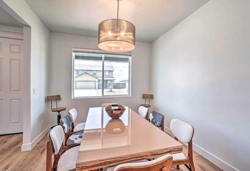 Spacious Bellemont Cabin W/ Jacuzzi + Mtn View!