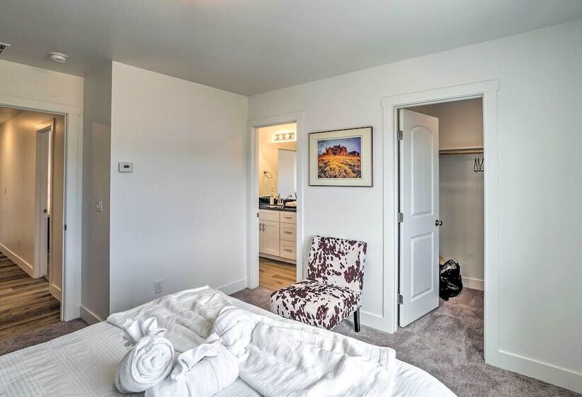 Spacious Bellemont Cabin W/ Jacuzzi + Mtn View!