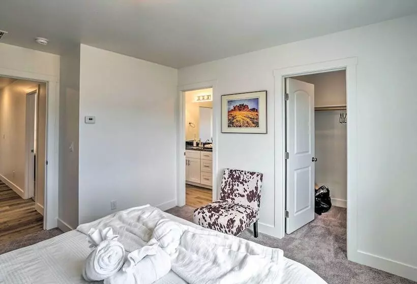 Spacious Bellemont Cabin W/ Jacuzzi + Mtn View!