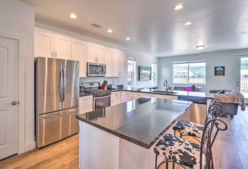 Spacious Bellemont Cabin W/ Jacuzzi + Mtn View!