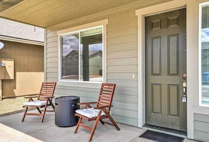 Spacious Bellemont Cabin W/ Jacuzzi + Mtn View!