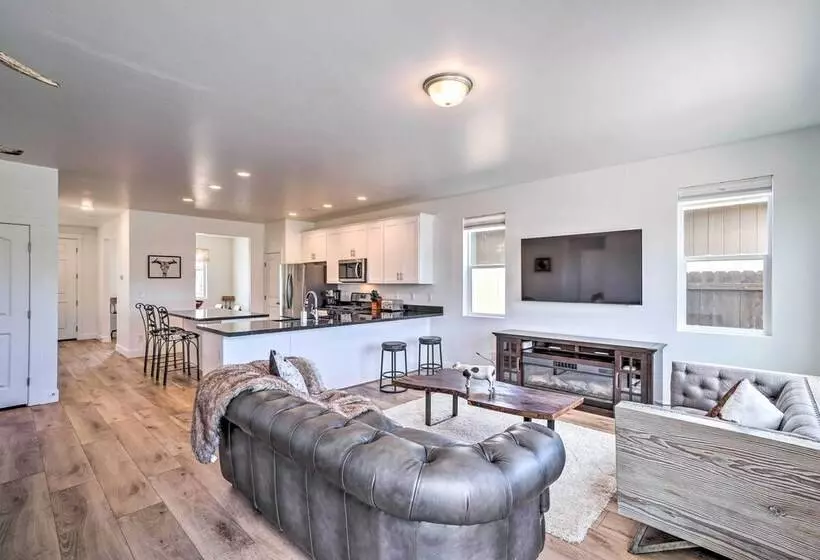 Spacious Bellemont Cabin W/ Jacuzzi + Mtn View!