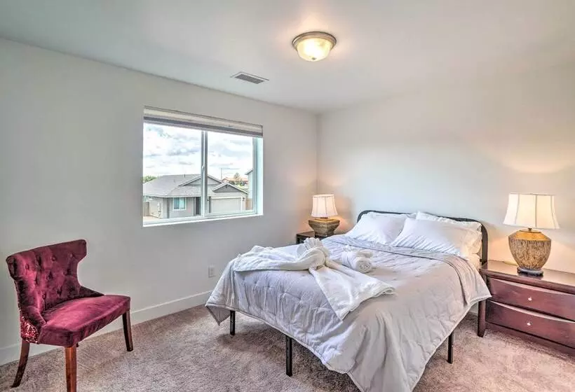 Spacious Bellemont Cabin W/ Jacuzzi + Mtn View!