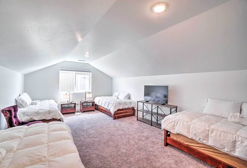 Spacious Bellemont Cabin W/ Jacuzzi + Mtn View!