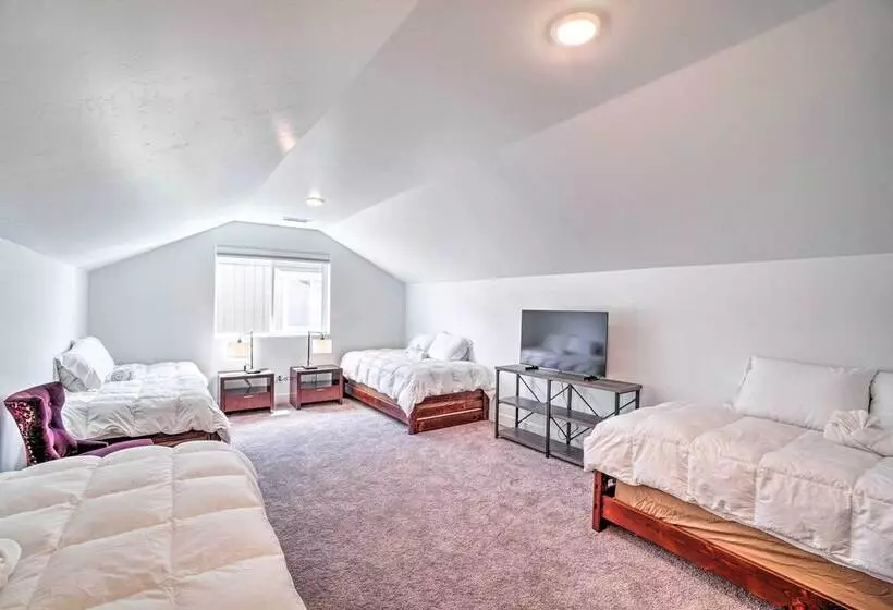 Spacious Bellemont Cabin W/ Jacuzzi + Mtn View!