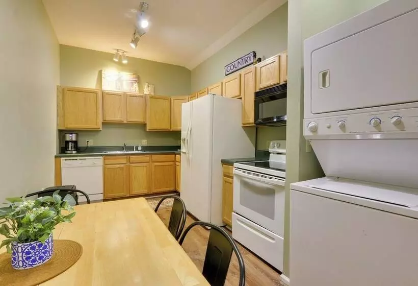 Spacious Mcgaheysville Home: Hot Tub & Pool Table!