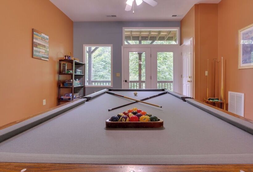 Spacious Mcgaheysville Home: Hot Tub & Pool Table!