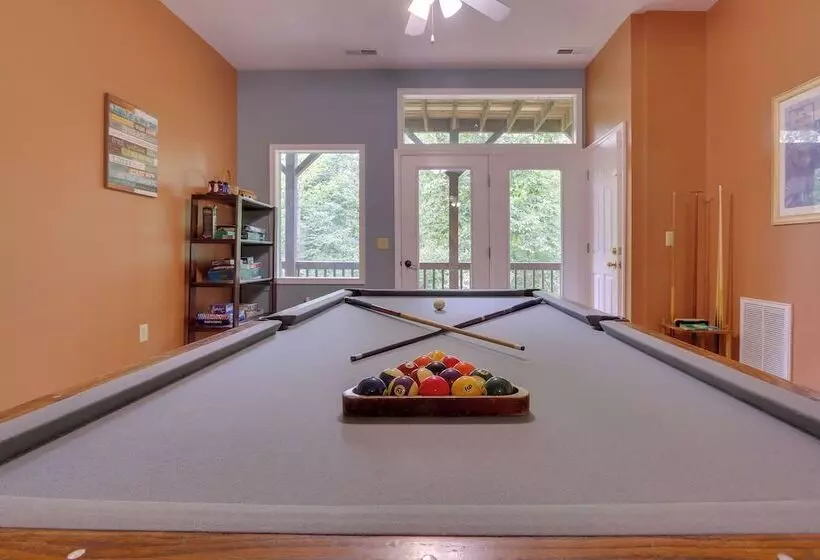 Spacious Mcgaheysville Home: Hot Tub & Pool Table!