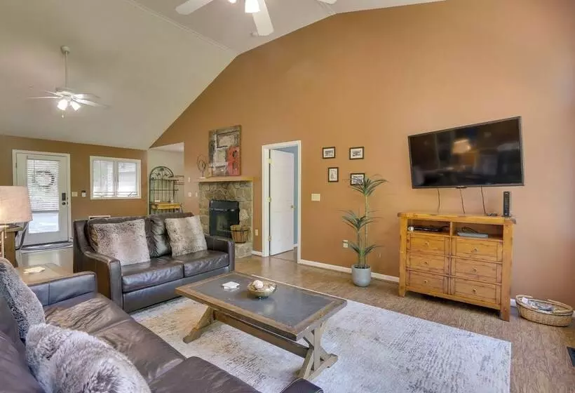 Spacious Mcgaheysville Home: Hot Tub & Pool Table!