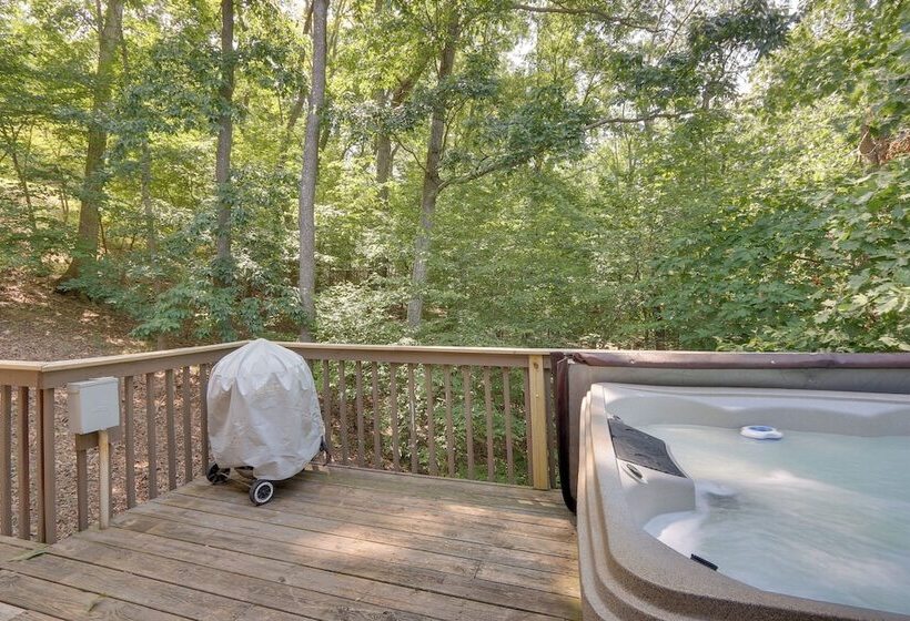 Spacious Mcgaheysville Home: Hot Tub & Pool Table!