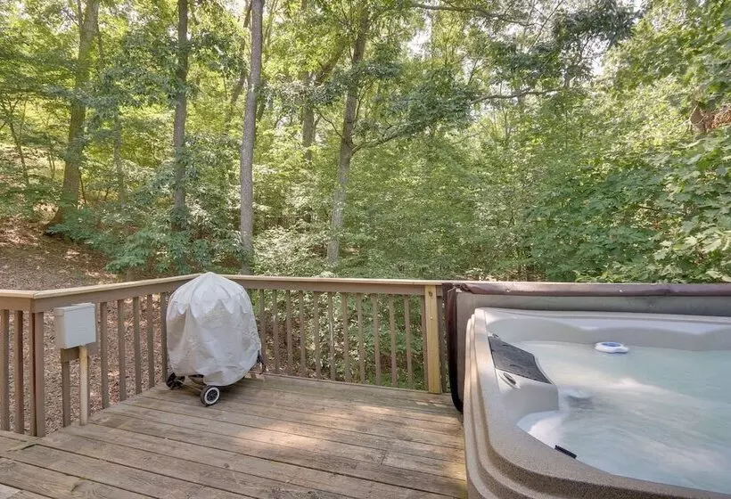 Spacious Mcgaheysville Home: Hot Tub & Pool Table!