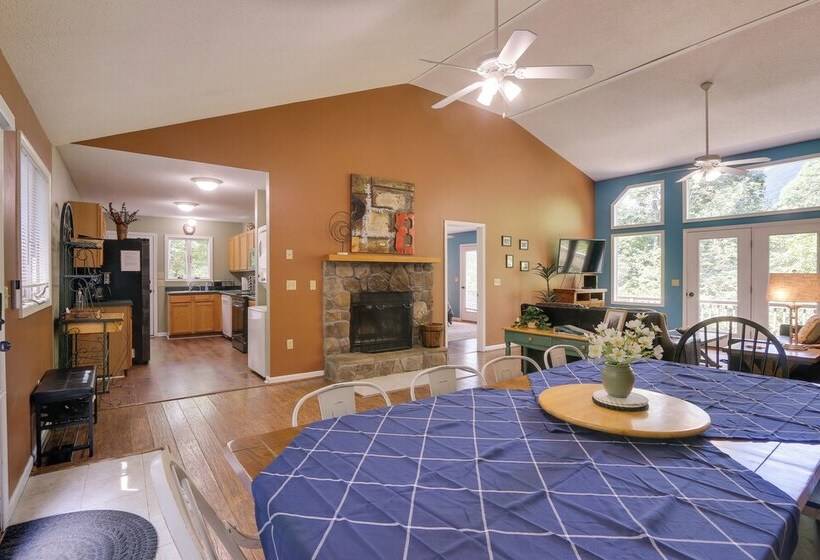 Spacious Mcgaheysville Home: Hot Tub & Pool Table!